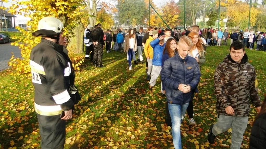 Ewakuacja uczniów z ostrowskiej "Dwójki" (zdjęcia)