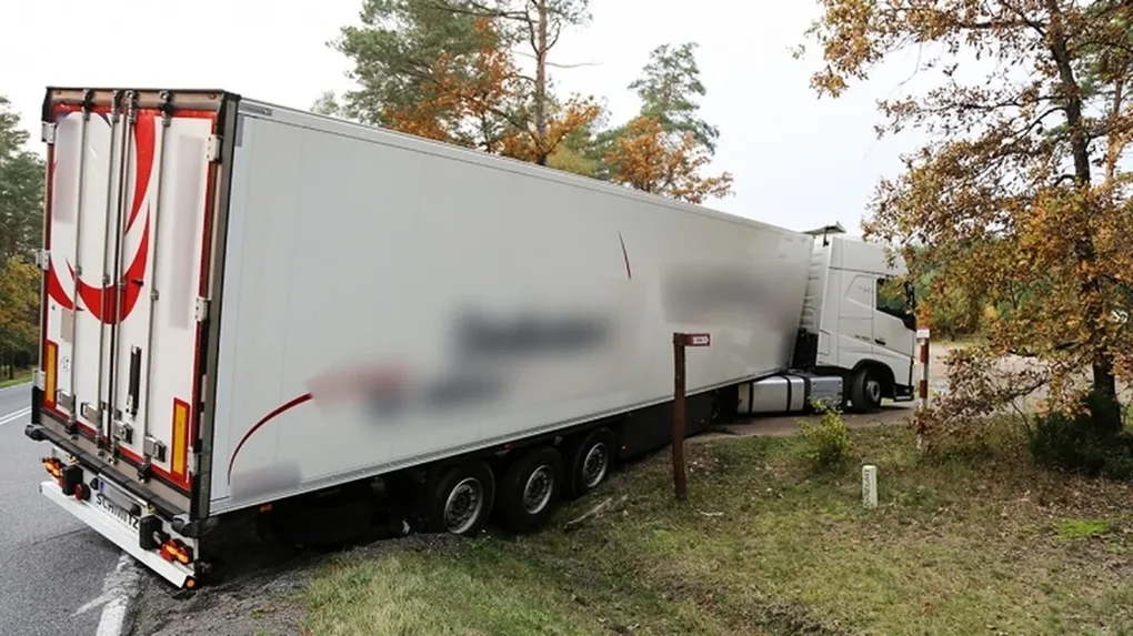 Tir utknął na leśnym parkingu (zdjęcia)