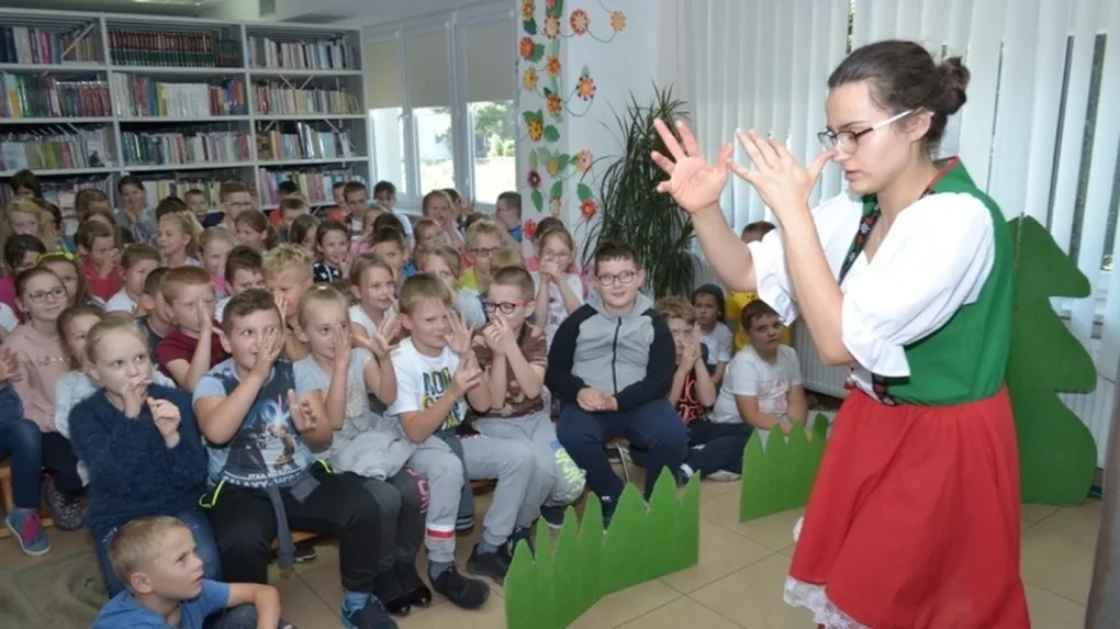 Burmistrz Marek Młyński czytał dzieciom (zdjęcia)