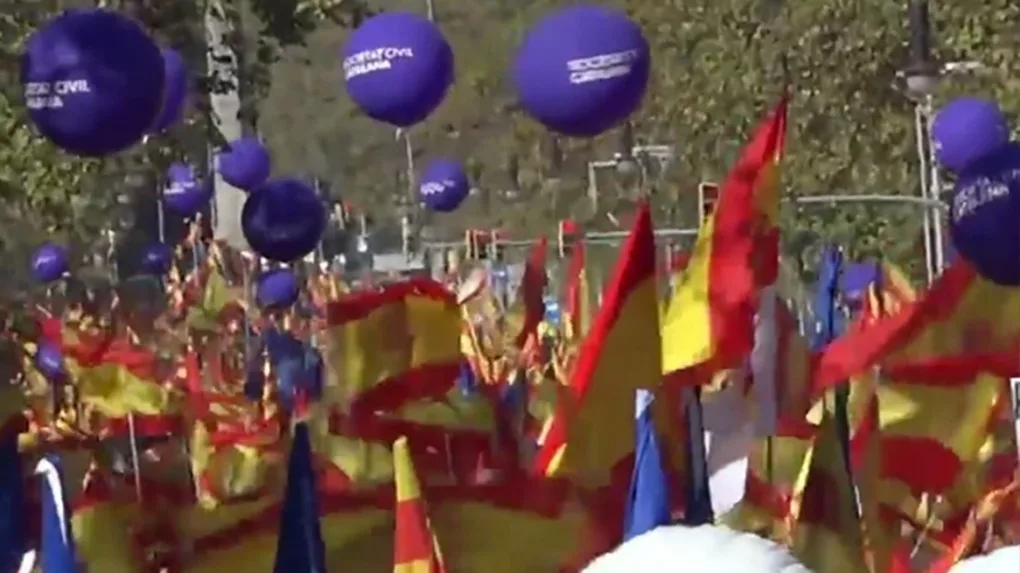 Podzielona Katalonia. 300 tys. osób na wiecu poparcia dla jedności Hiszpanii (wideo)