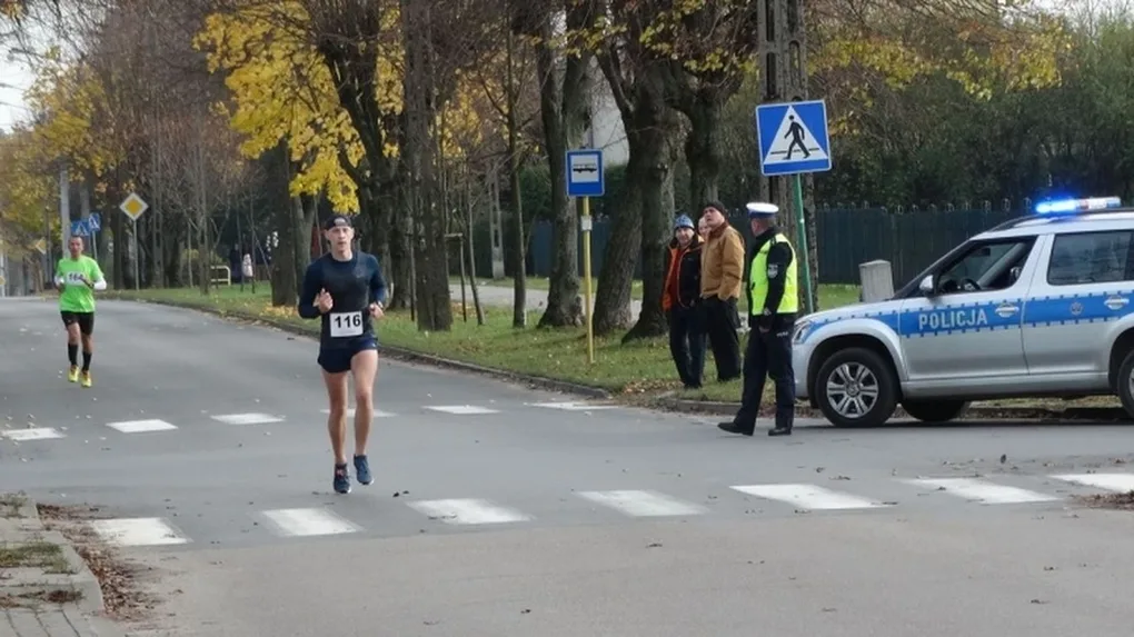 Policjanci wręczali ostrowianom elementy odblaskowe