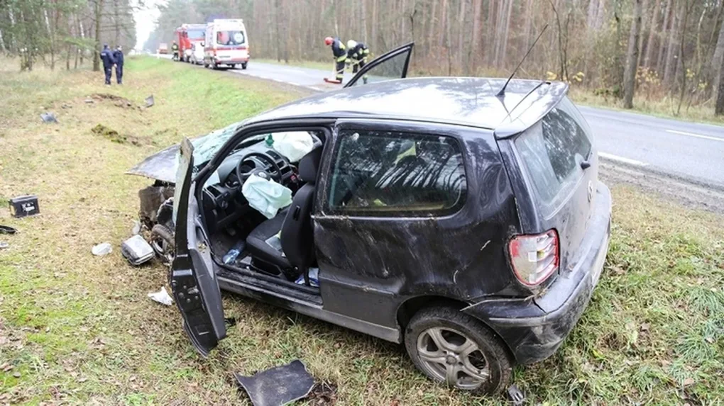 Dachowanie volkswagena na drodze Ostrów Mazowiecka - Różan (zdjęcia)