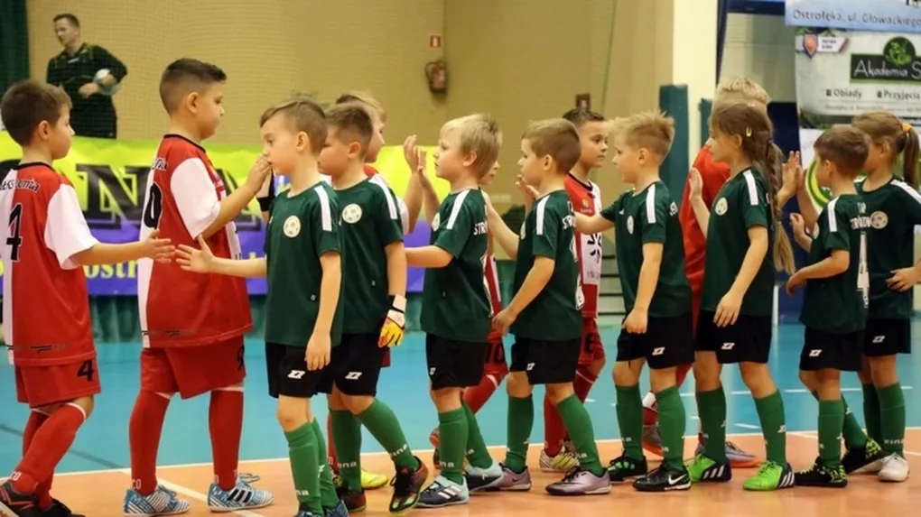 Zacięte boje młodych piłkarzy (zdjęcia, wideo)