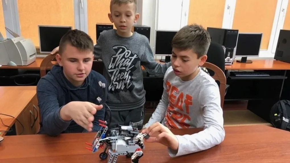 Roboty zadomowione w ostrowskiej "trójce" (zdjęcia)