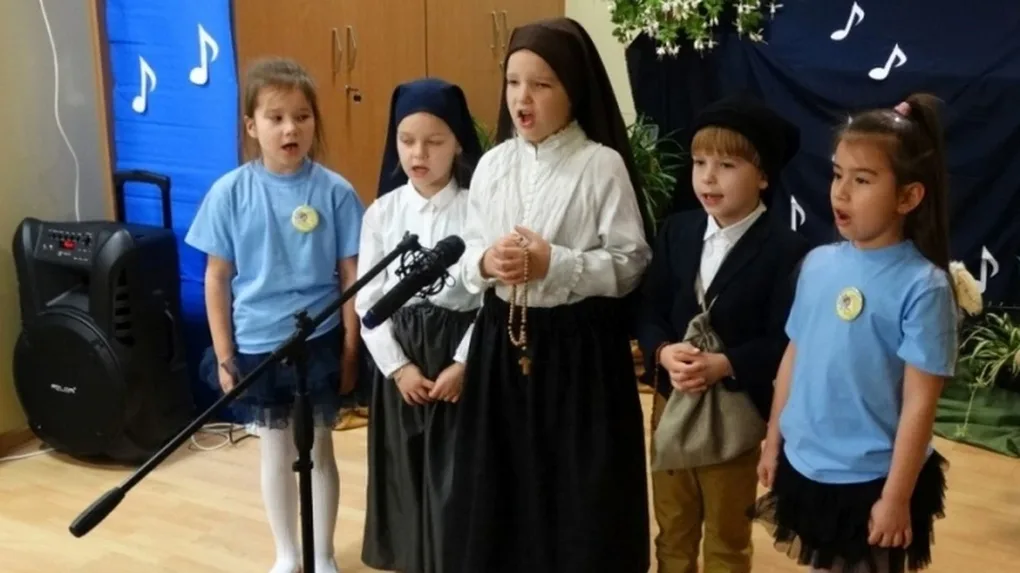 Przedszkolaki w piosence religijnej (zdjęcia)