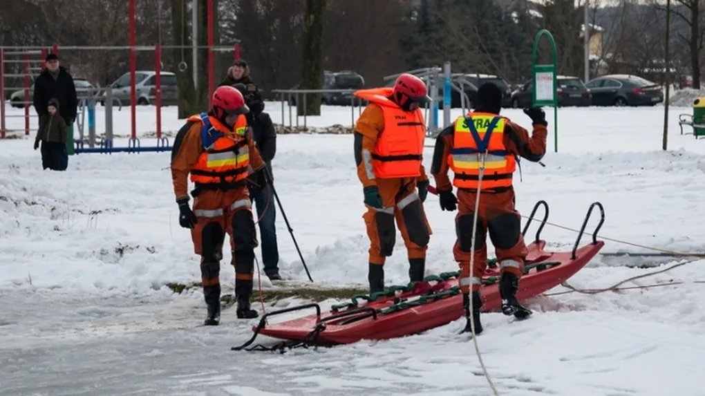 Pokaz ratownictwa lodowego w wykonaniu strażaków (zdjęcia, wideo)