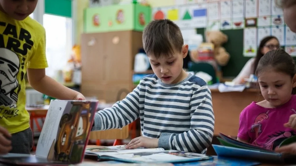 Mobilna biblioteka w ostrowskiej "trójce" (zdjęcia, wideo)