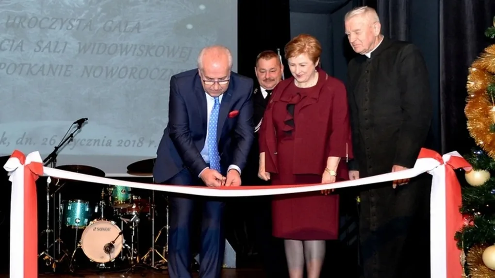 Brok z nowoczesną salą widowiskową (zdjęcia)