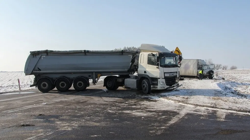 Wypadek na dw nr 677 relacji Łomża-Ostrów. Jedna osoba w szpitalu (zdjęcia)