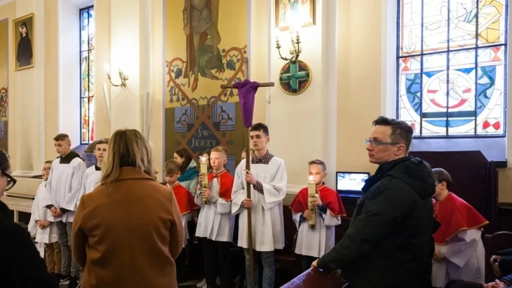 Liturgia Męki Pańskiej w Komorowie i Ostrowi Mazowieckiej (zdjęcia, wideo)