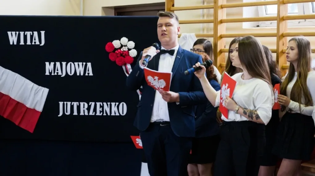 Maturzyści "Ekonomika" pożegnali szkolne mury (zdjęcia, wideo)