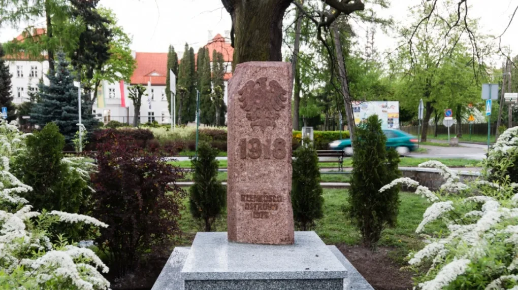 Obelisk wrócił pod Dąb Wolności (zdjęcia)