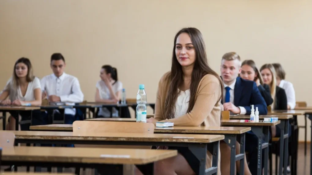 Maturzyści "Ekonomika" mierzą się z językiem polskim (zdjęcia)