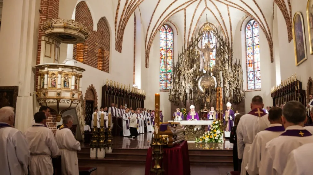 Ostatnia droga śp. ks. prał. Edmunda Chmielewskiego (zdjęcia, wideo)