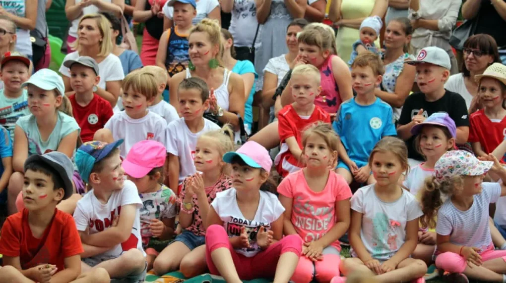 Przedszkolny piknik rodzinny z kapitalnym spektaklem (zdjęcia, wideo)