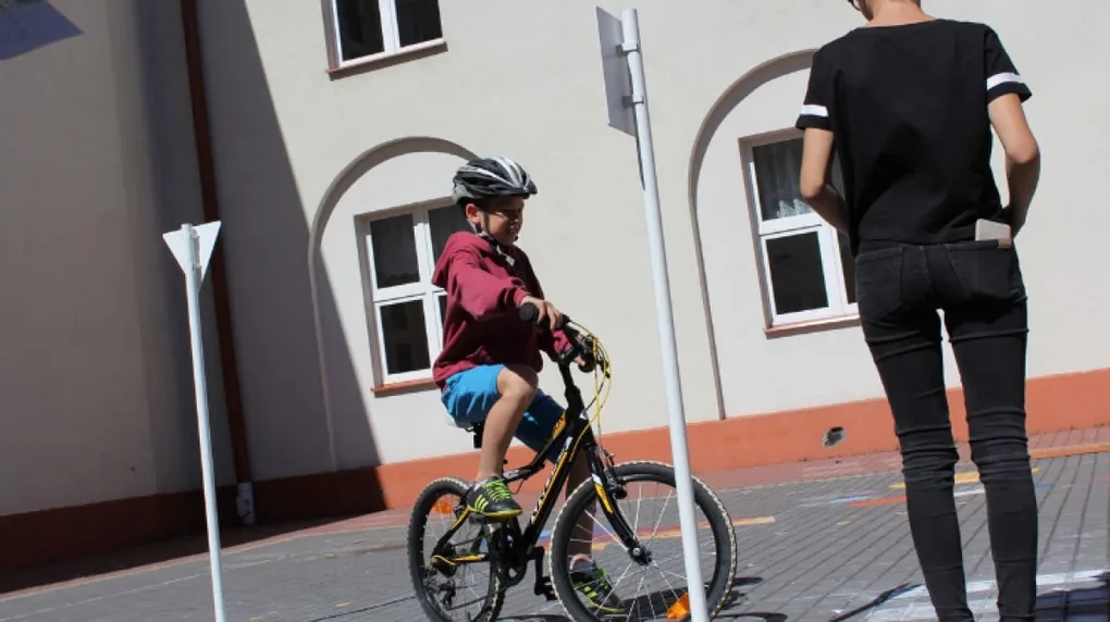 Uczniowie "jedynki" z kartami rowerowymi (zdjęcia)