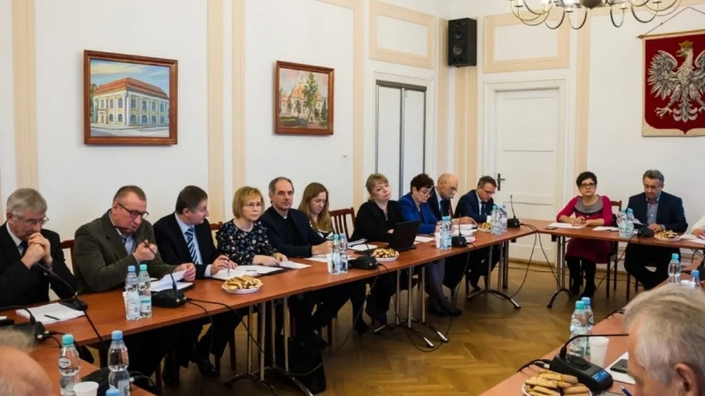 Kolejna sesja na wniosek burmistrza. Budowa ciągów pieszo-rowerowych jedynym punktem