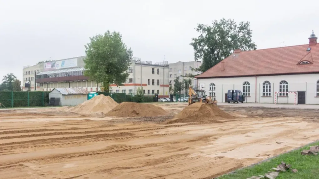 Trwa budowa boiska wielofunkcyjnego przy "Koperniczku" (zdjęcia)