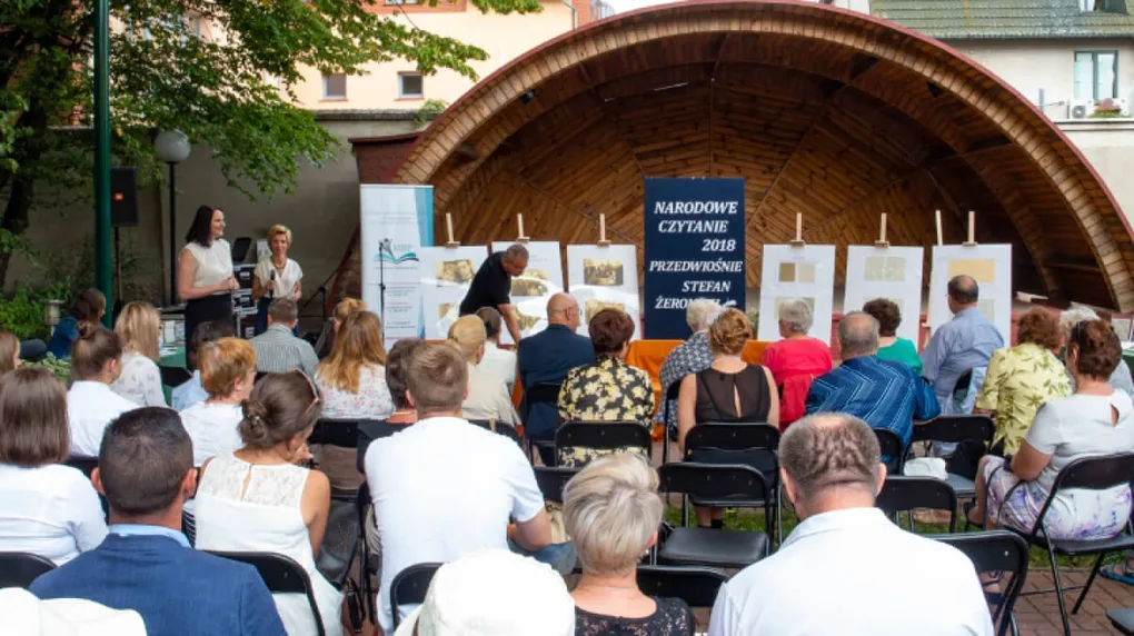 Narodowe Czytanie w letnim ogrodzie biblioteki (zdjęcia)