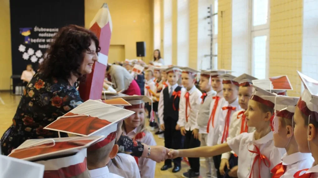 Ślubowanie pierwszaków w ostrowskiej "jedynce" (zdjęcia)