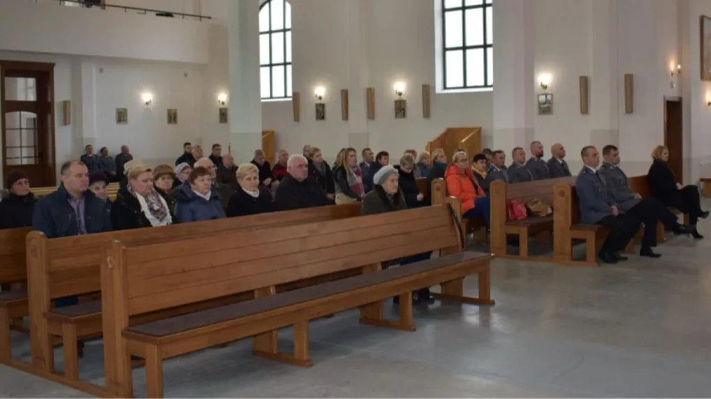 Msza święta za poległych policjantów z medalem w tle