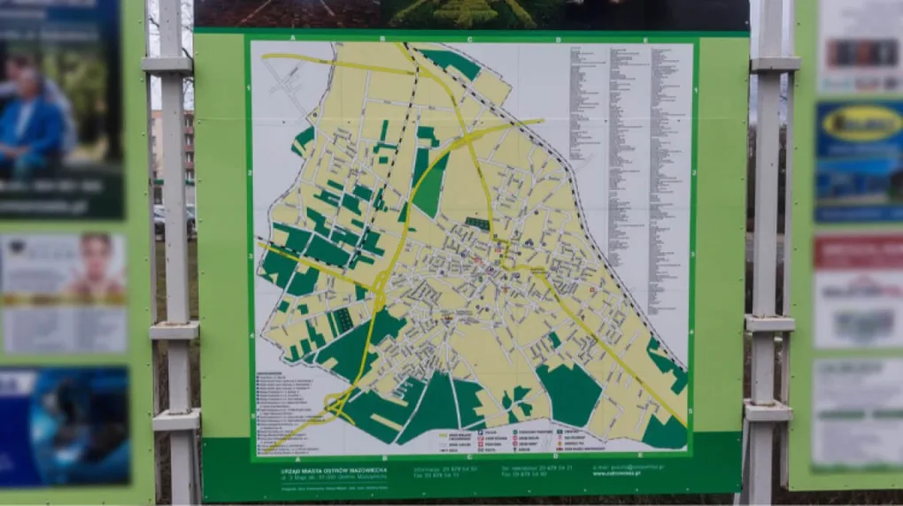 Nowa tablica z planem miasta przed ratuszem