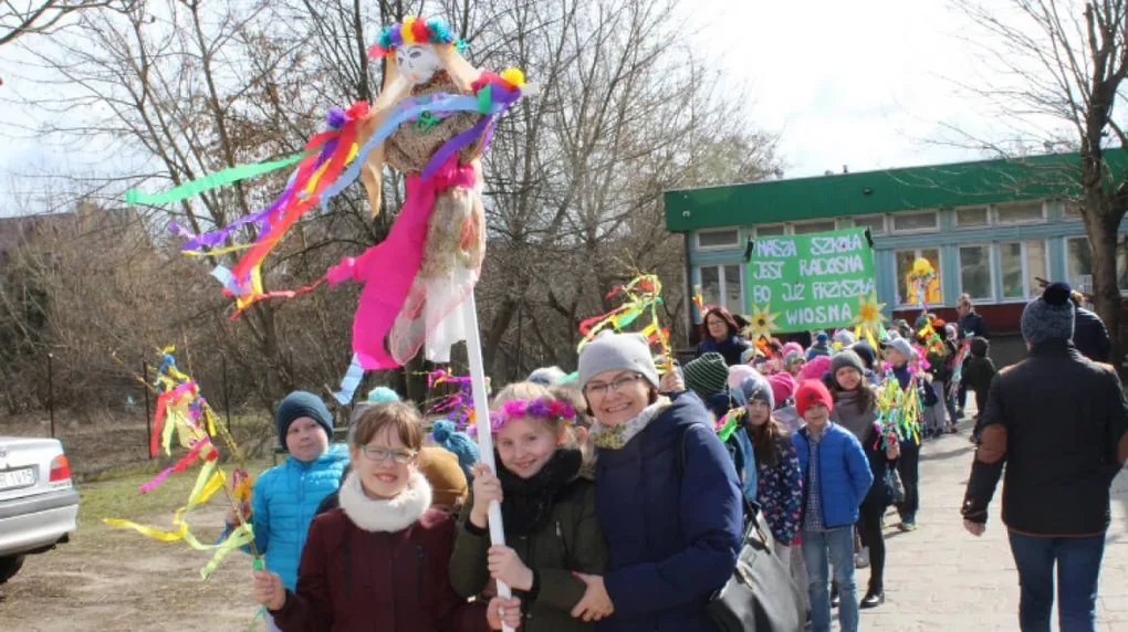 Społeczność szkolna "jedynki" przepędziła zimę i powitała wiosnę (zdjęcia)
