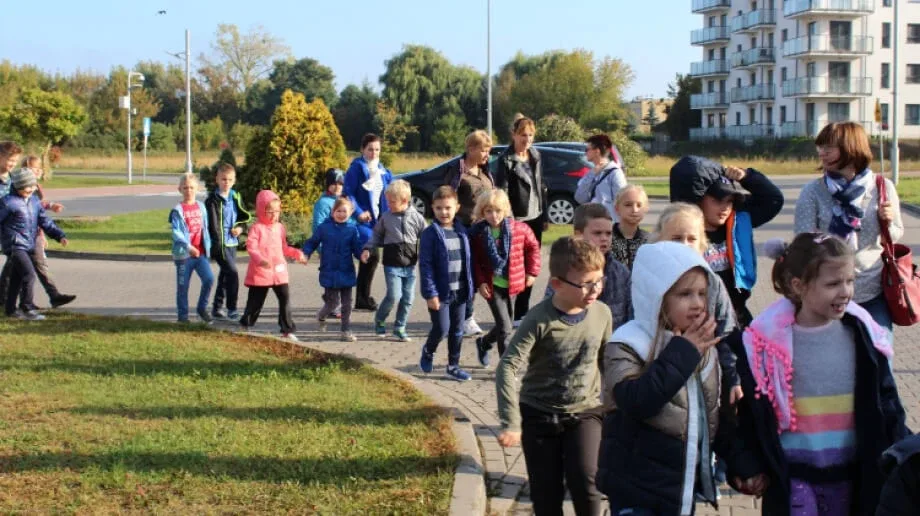 Ewakuacja uczniów z ostrowskiej "jedynki" (zdjęcia)
