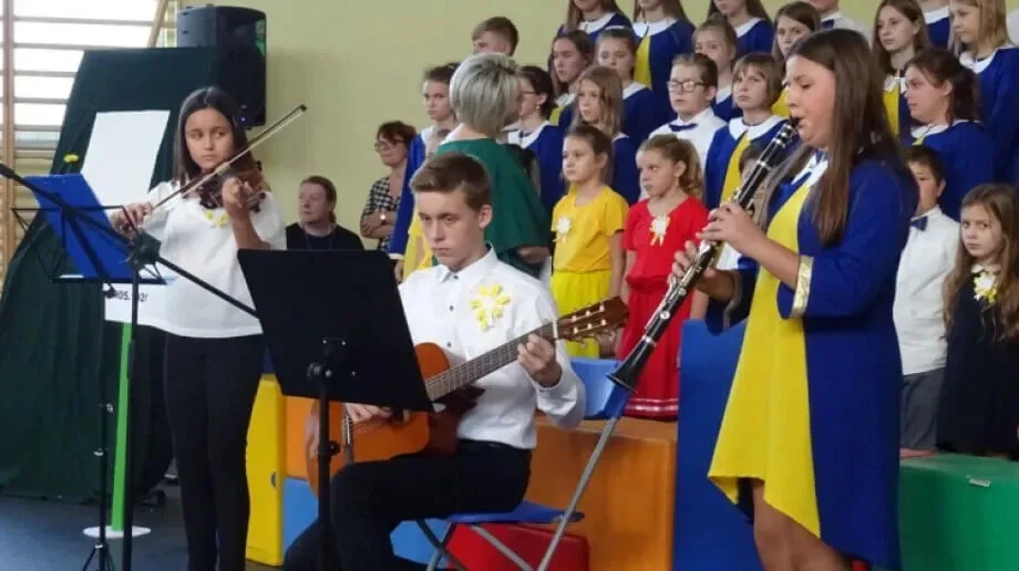Poświęcenie sztandaru w ostrowskiej "dwójce" (zdjęcia)