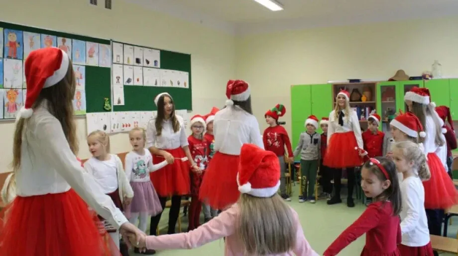 Mikołaj, elf i śnieżynki odwiedzili uczniów "jedynki" (zdjęcia)