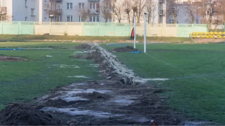 Trwa remont miejskiego stadionu (zdjęcia)