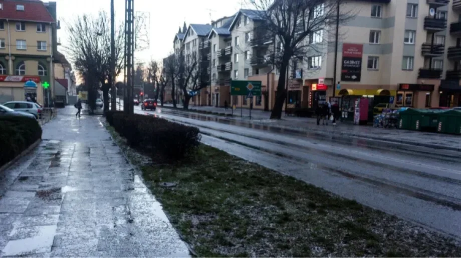 Grad opanował Ostrów. Na ziemię spadły bryłki lodu