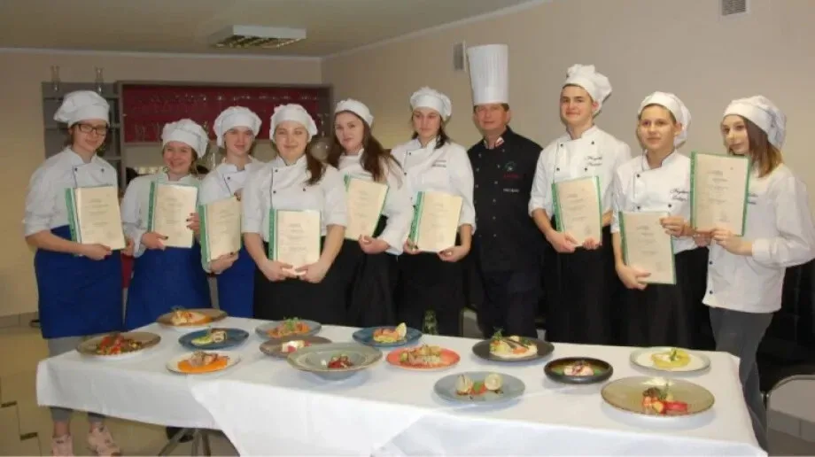 Nowe trendy i techniki w kuchni. Szkolenie dla klas gastronomicznym w Starym Lubiejewie (zdjęcia)