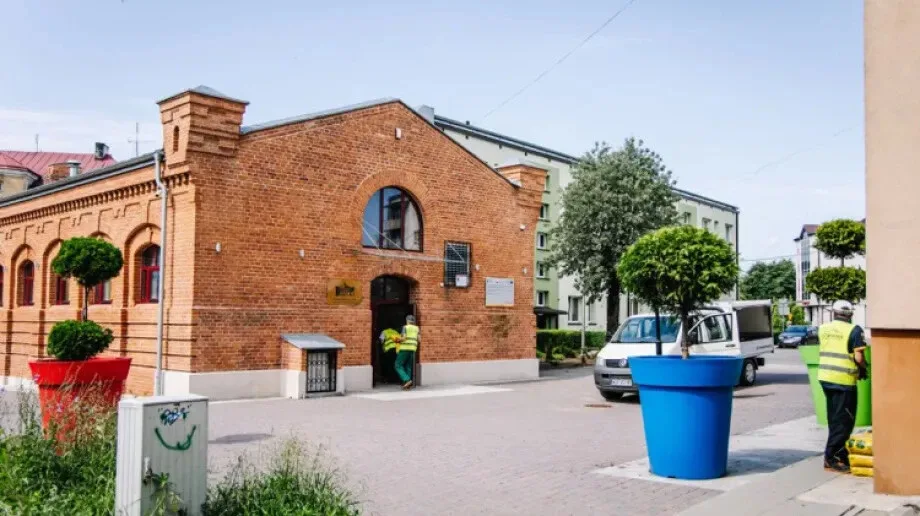 Kolorowe donice ozdobiły galerię sztuki Jatki