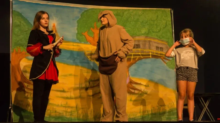 Sztuka teatralna "Prastara księżnica, skarb i tajemnica" w Kinie Ostrovia (zdjęcia)
