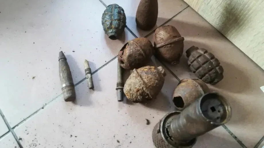 Narkotyki i skorodowana broń u 27-letniego mieszkańca powiatu ostrowskiego