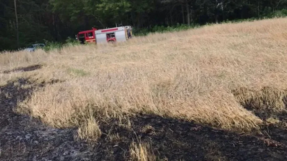 Pożar pola we wsi Stok - szybka interwencja strażaków