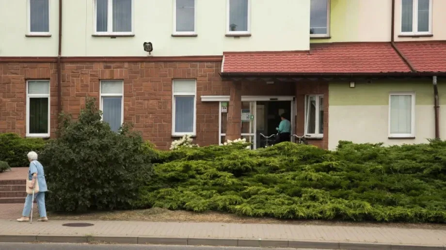 Kolejki pod ZUS-em, a ławki brak - skarga od czytelnika 