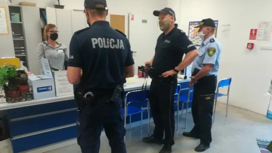 Policjanci i strażnicy miejscy przypominają sklepom o maseczkach