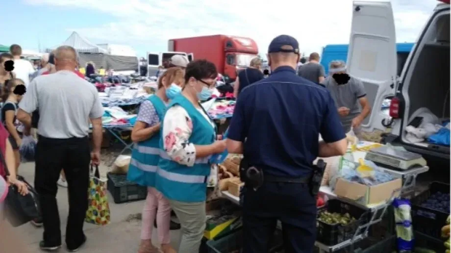 Policja i sanepid kontrolują klientów sklepów 