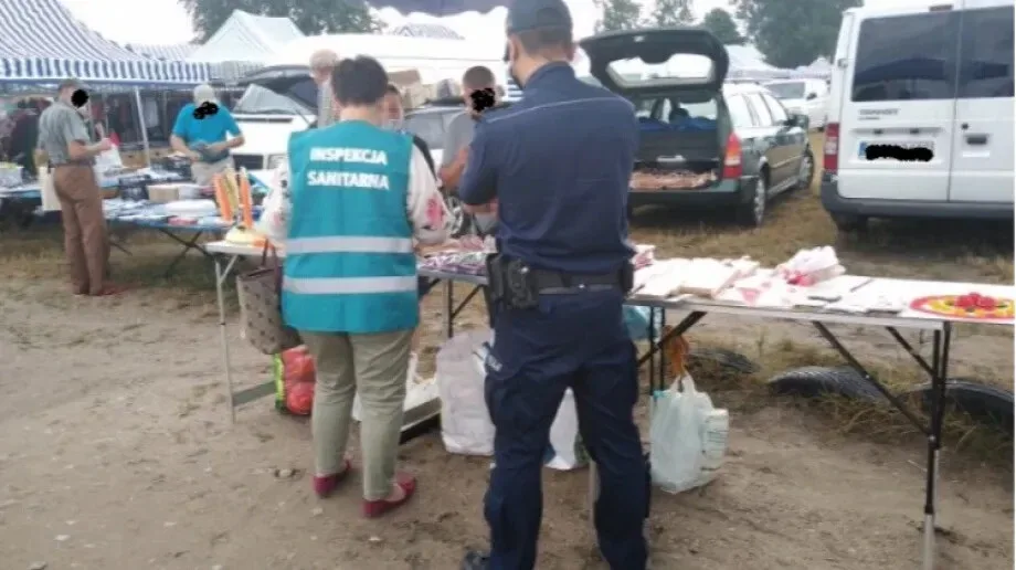 Policja i sanepid kontrolują klientów sklepów 