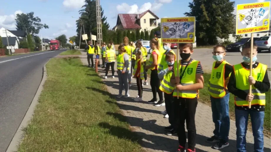 Policjanci uczą dzieci bezpieczeństwa na drodze