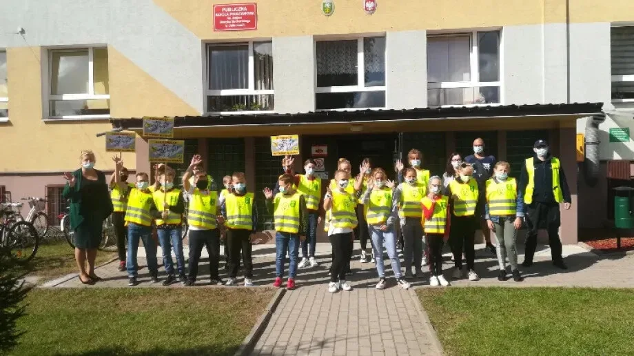Policjanci uczą dzieci bezpieczeństwa na drodze