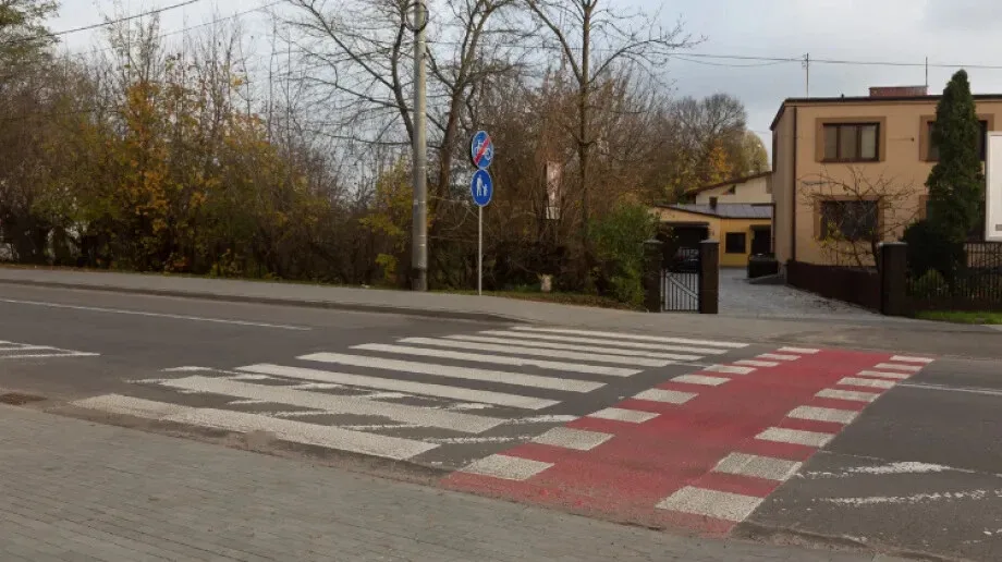 Skrzynka skarg: Wjazd na teren posesji przez przejście dla pieszych (zdjęcia)