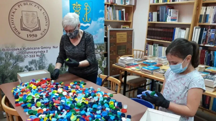 "Warsztaty zakrętkowego rękodzieła" w Bibliotece Publicznej w Nurze