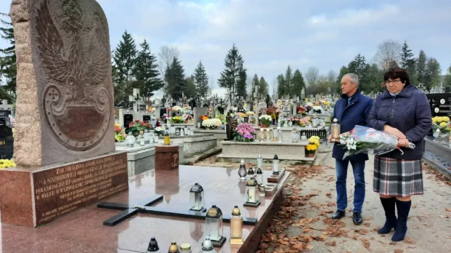 Delegacja Gminy Andrzejewo przy grobie Polaków walczących o niepodległość (zdjęcia)