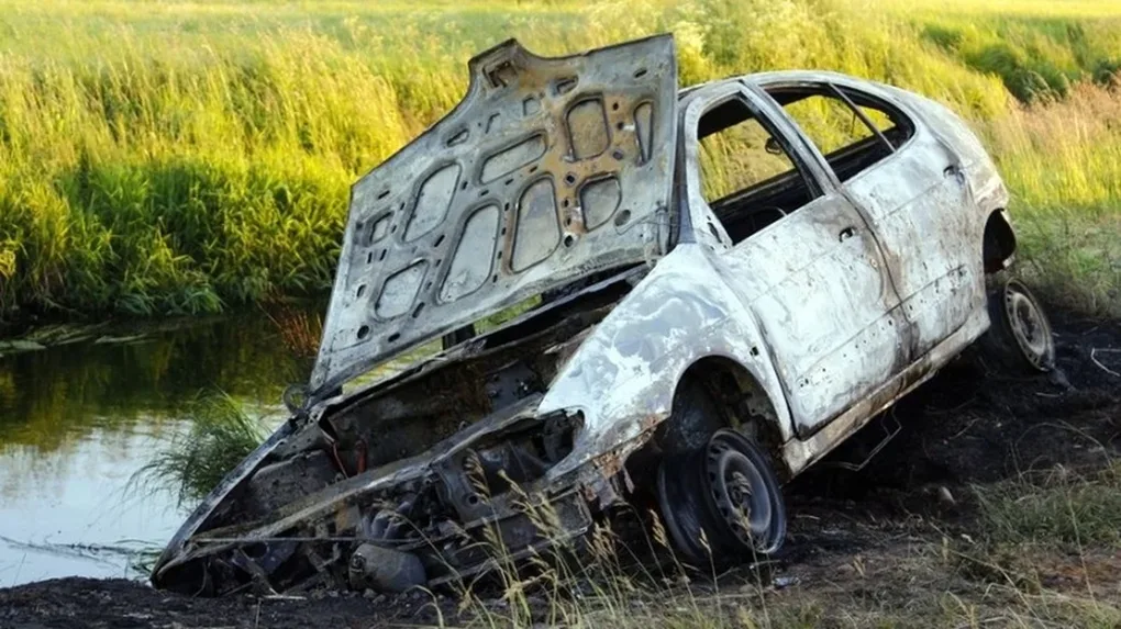 Spalone auto i ciało w rzece (zdjęcia)