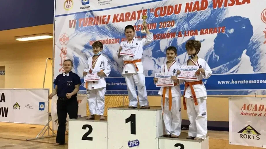 6 medali ostrowskich karateków (zdjęcia)