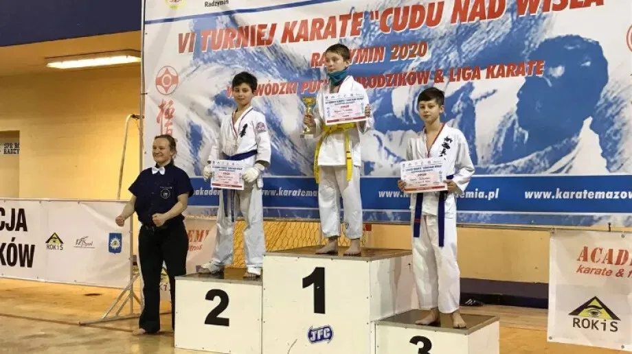 6 medali ostrowskich karateków (zdjęcia)