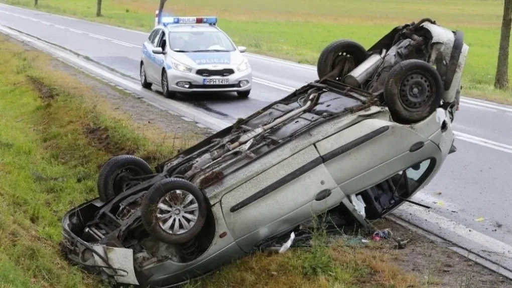 Dachowanie na trasie Ostrów - Ostrołęka (zdjęcia)